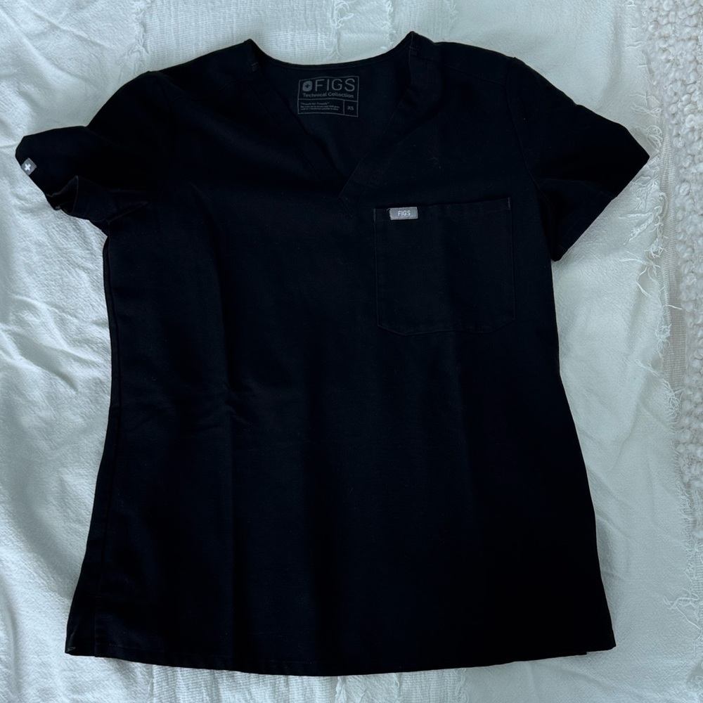 FIG SCRUB TOP